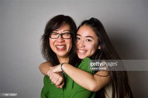 asian mother|9,372 Asian Mom And Teenage Daughter Stock。